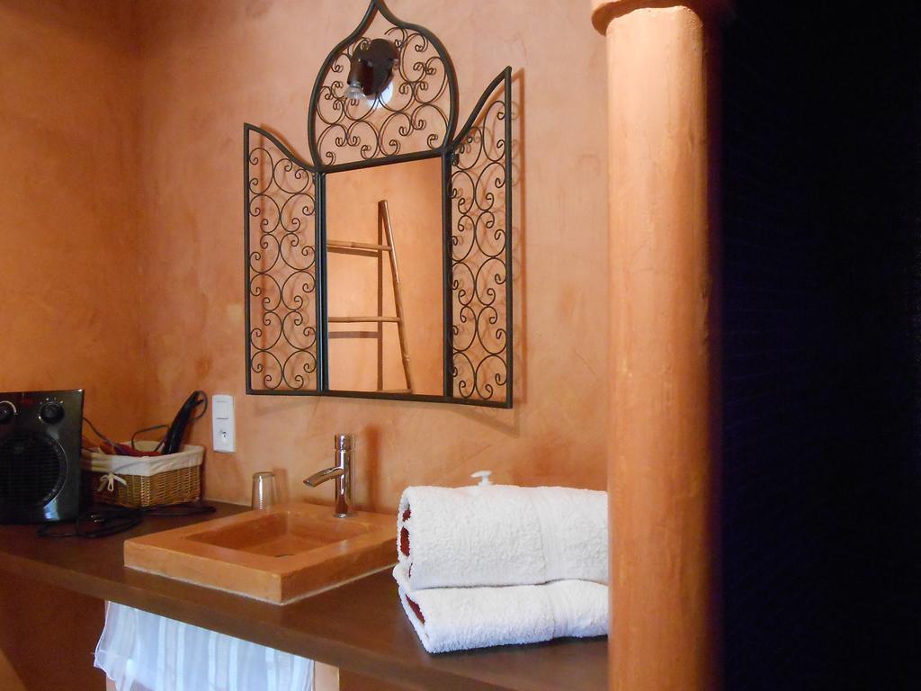 Les Grands Pres Bed & Breakfast Geney Room photo