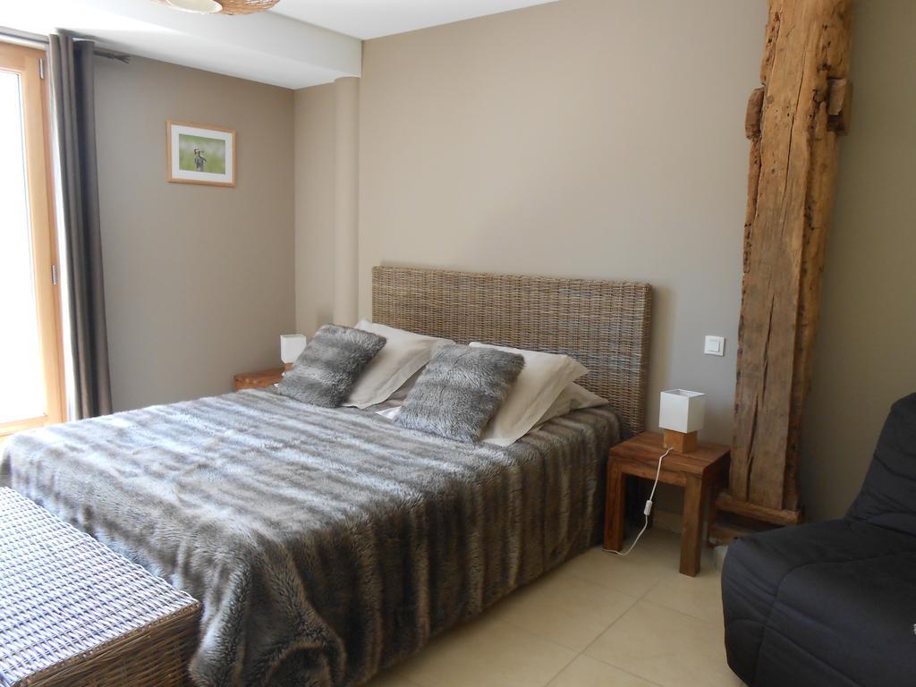 Les Grands Pres Bed & Breakfast Geney Room photo